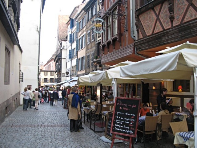 53/56. Strasbourg. Du monde aux terrasses, rue du Maroquin. Ven 01.05.2009 - 19:28.