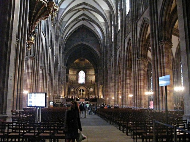 4/31. Strasbourg. Cathédrale. La nef, commencée en 1240. Sam 02.05.2009 - 09:51.