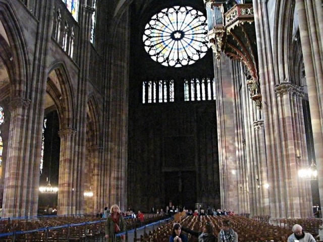 12/31. Strasbourg. Cathédrale Notre-Dame. Vers le grand portail. Sam 02.05.2009 - 10:11.
