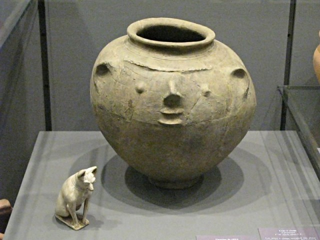 6/58. Céramiques : chien (1er s après JC) et urne à visage (1er-2e s après JC). 2/5/2009. 11:22.