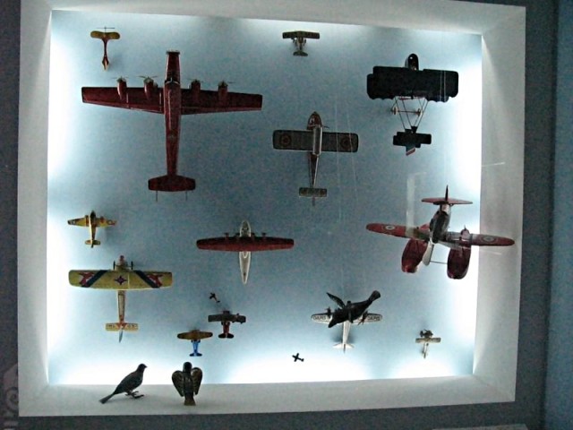42/58. Strasbourg. Musée des Arts décoratifs. Salle des jouets. Les avions. Sam 2/5/2009. 14:01.