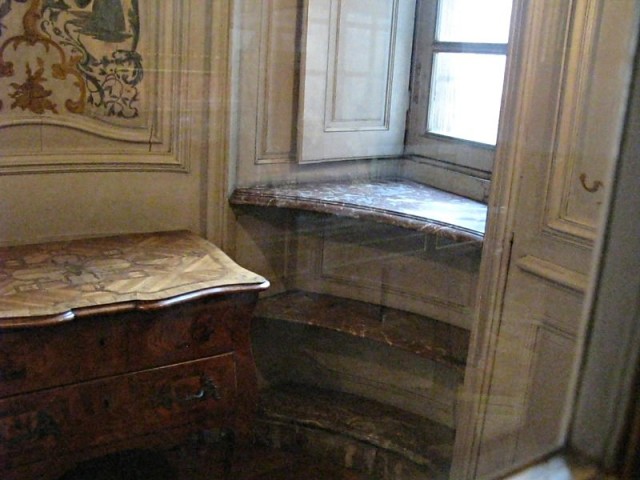 54/58. Strasbourg. Cabinet d'aisance du XVIIIe s (le meuble maquillé ?). Sam 2/5/2009. 14:31.