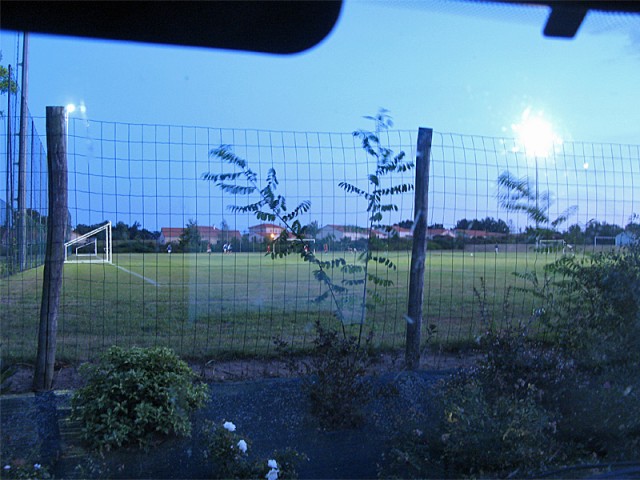 Mauléon : vue directe sur le stade de foot. Ven 04.09.2009, 20:55.