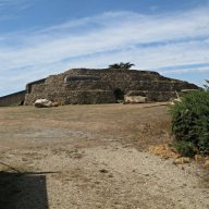 Un cairn et une abbatiale