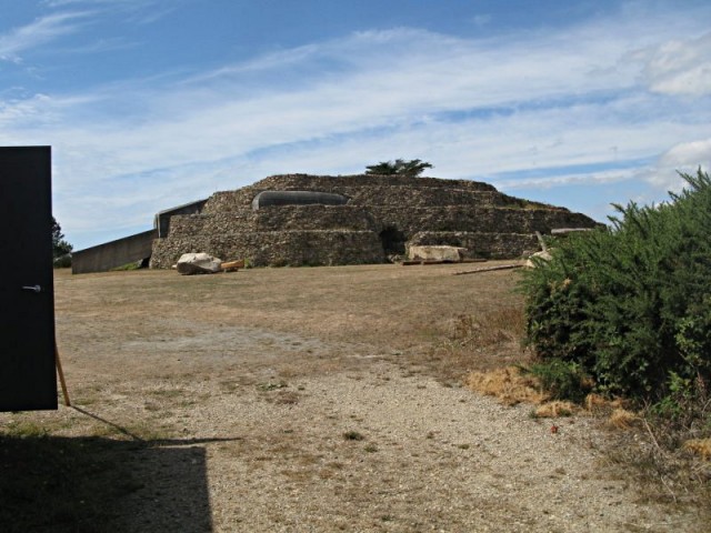 Un cairn et une abbatiale