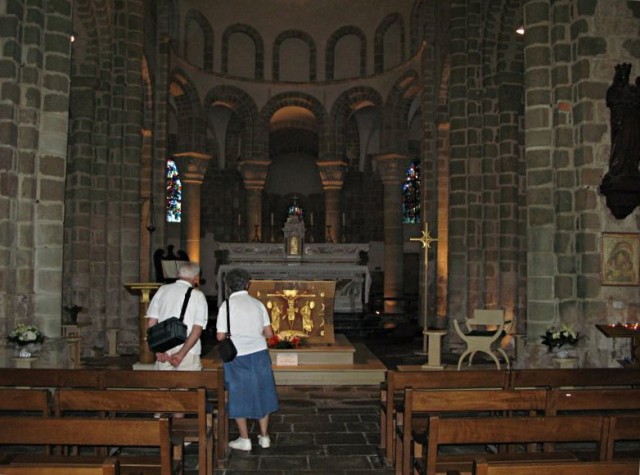 Un cairn et une abbatiale