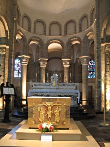 Un cairn et une abbatiale