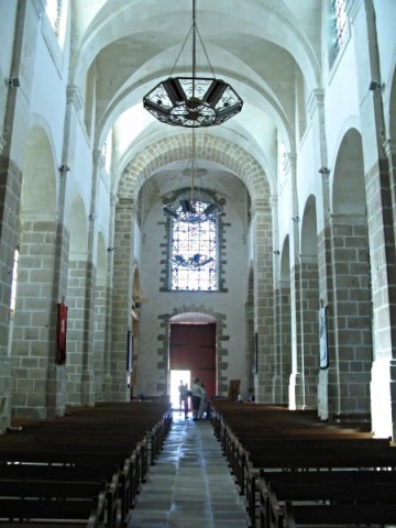 Un cairn et une abbatiale