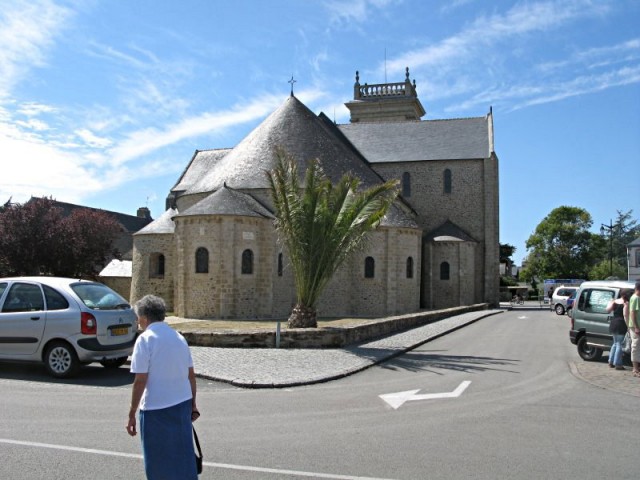 Un cairn et une abbatiale