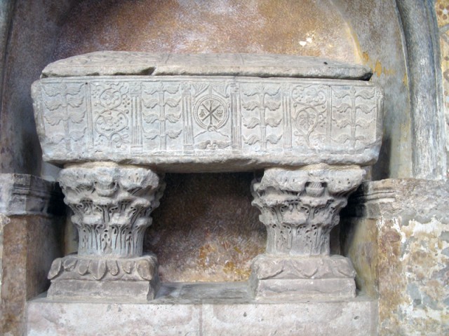 9/24. Ce sarcophage (IVe s) a été utilisé pour l'abbé de Montpezat, mort en 1245. Mer 13.10.2010, 16:32.