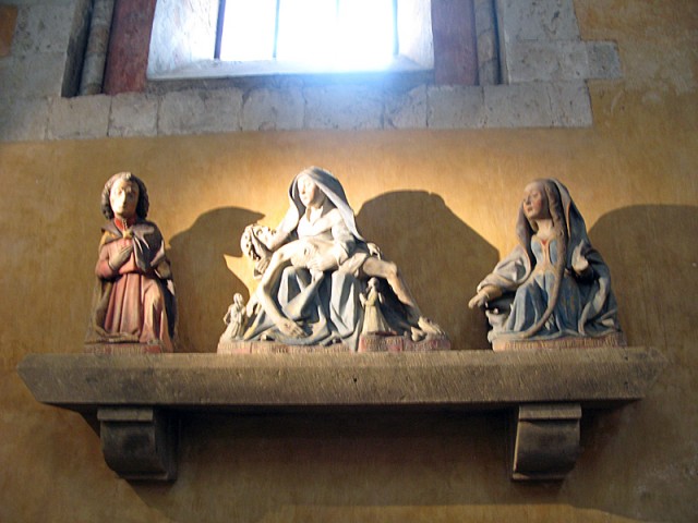 10/24. Pierre polychrome (1476) : Marie, assistée de Jean et Marie-Madeleine, tient sur ses genoux son Fils mort. Mer 13.10.2010, 16:34.