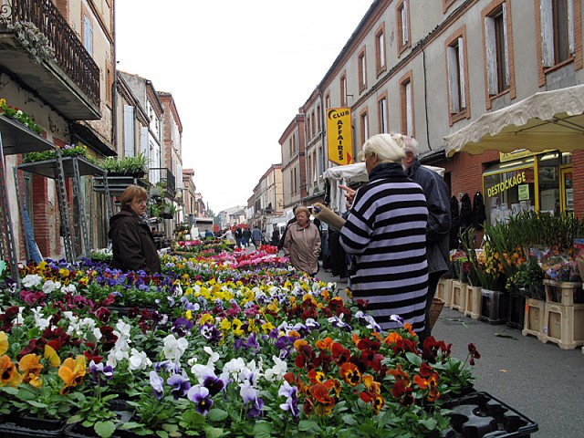 6/12. Castelsarrasin : le marché du jeudi. Une rue fleurie. Jeu 14.10.2010, 10:48.