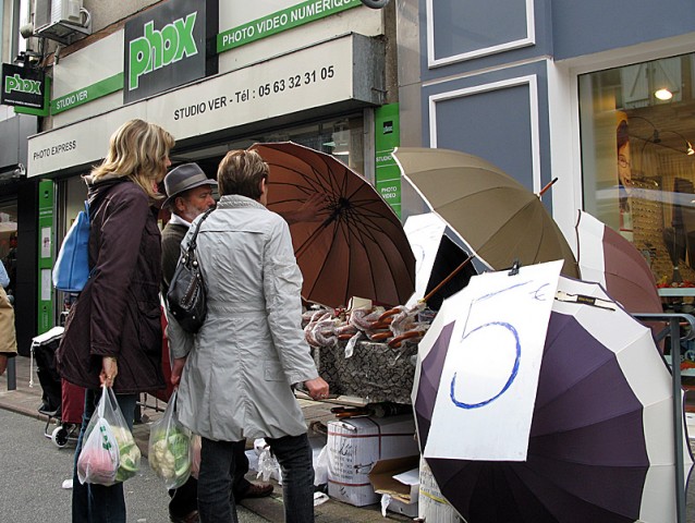 7/12. Castelsarrasin : le marché du jeudi. 5 € le parapluie ! Jeu 14.10.2010, 11:01.