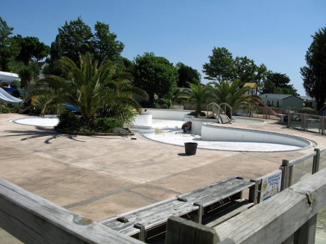 5/20. La Forêt-Fouesnant. La piscine du camping Les Saules.est vidée. Jeu 28.04.2011, 13:44.