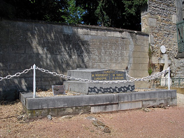 2/12. À gauche de la chapelle funéraire, deux tombes. 29.05.2011, 15:24.