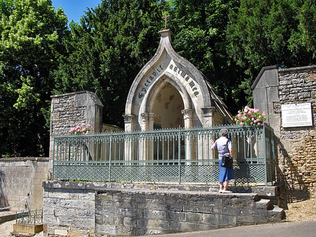 3/12. La chapelle funéraire en bordure de la propriété. 29.05.2011, 15:26.