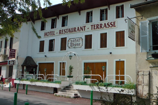 06/12. Seyssel (Ain). L'hôtel du Rhône. Fermé. L'équipe de vendeurs de Beamscopes a séjourné ici.