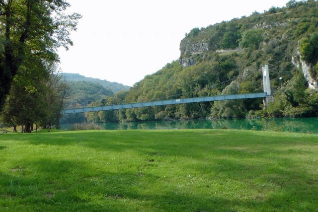 09/12.Yenne (Savoie). Au bord du Rhône où la famille lyonnaise pique-niquait.