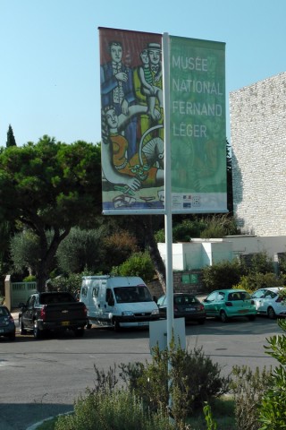 03/36. Musée Fernand Léger. Sur le parking.