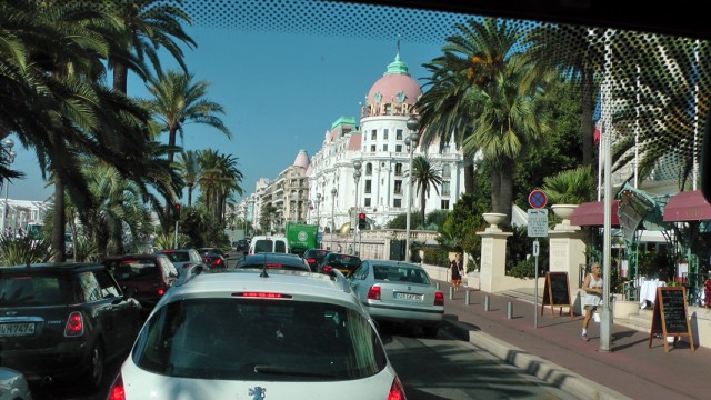 3/4. Hôtel Négresco à Nice. Seule photo du voyage vers Monaco. Sans quitter le volant ! 10:34.