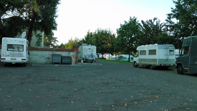 13/24. L'aire des camping-cars est trop bien située. C'est pourquoi elle va être déplacée en campagne. 17:35.