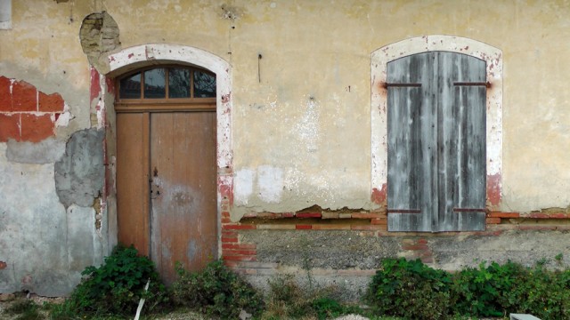 3/11. Castelsarrasin. L'ancienne ferme. L'entrée principale et la fenêtre de ma chambre. Jeu 7/10/2011.