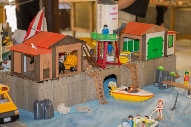 19/32. Salon du Playmobil à Morlaix. Le quai des pêcheurs.