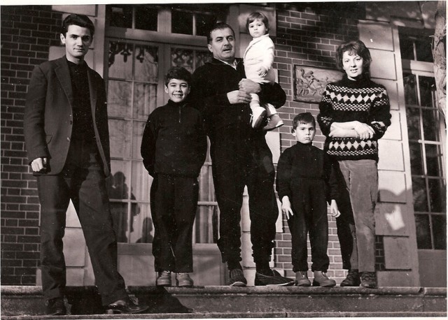 15/16. Photo de famille à Etiolles (1962).