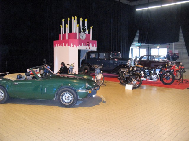 2/14. Brest. Salon des véhicules d'occasion. Dim 11.04.2010, 15:32.