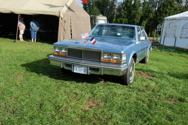 Camp américain. Cadillac Seville, produite entre 1975 et 2004. Sam 29.07.2023, 9h50m08.