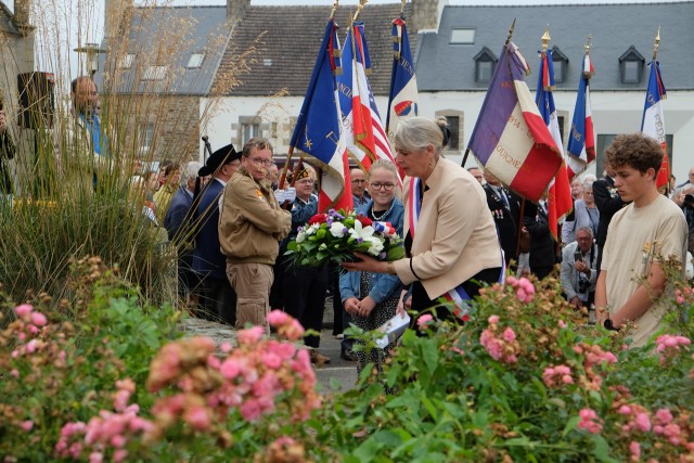 Monument aux morts. Dépôt de gerbe par Joëlle Huon, maire de Plouigneau. Dim 30.07.2023, 10h56m08.