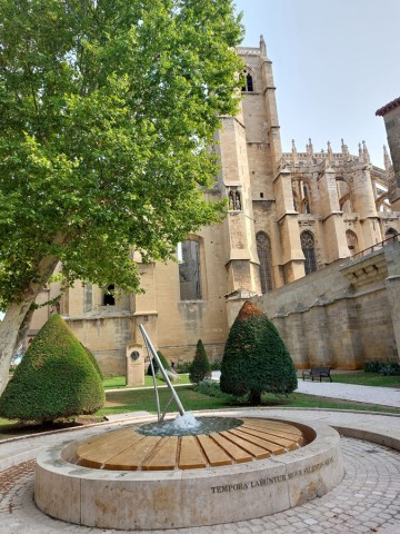 2/23. Narbonne. Cadran solaire dans le jardin du Palais des évêques. © Pho Tos. Mer 30.08.2023.