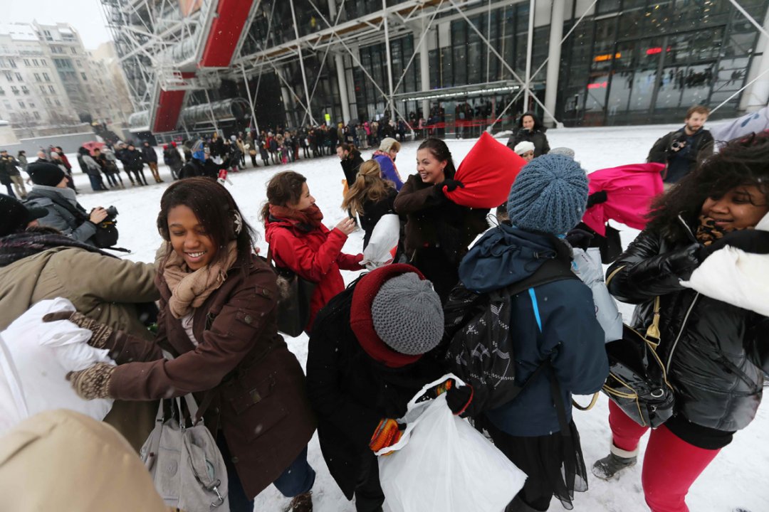 Place Beaubourg, à Paris, on bataille à coups de polochons