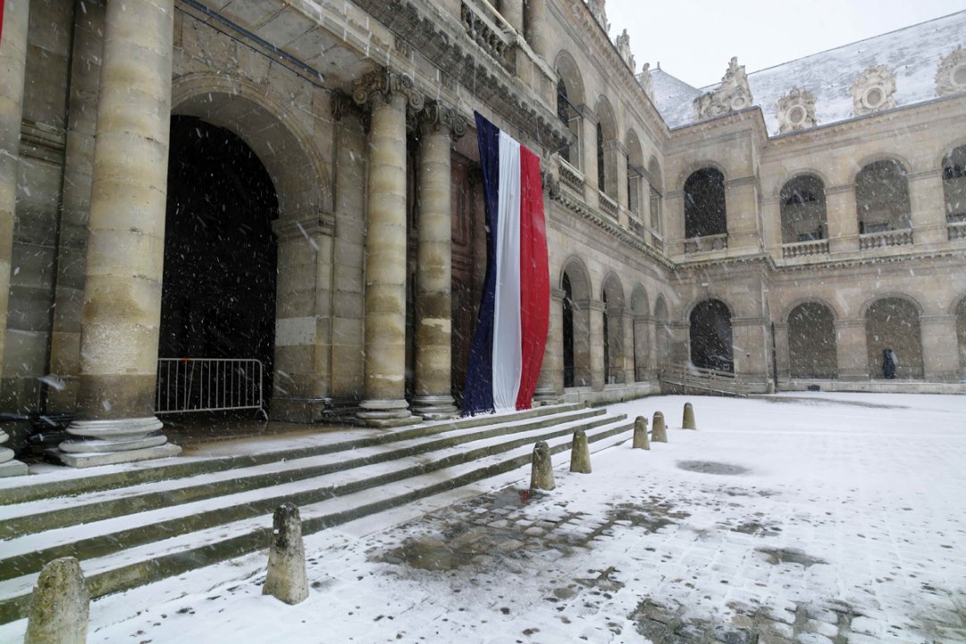 Les chutes de neige paralysent un tiers nord de la France