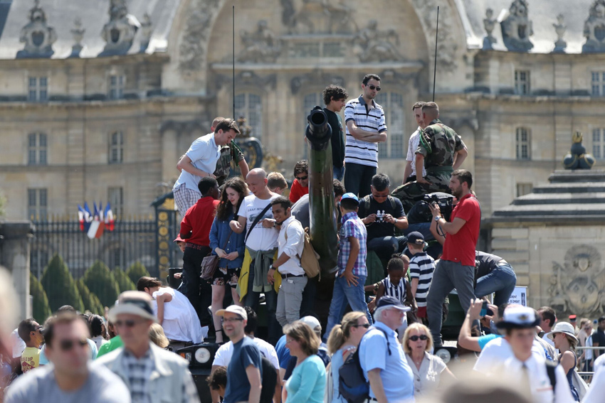 1/27. Les Parisiens et les Franciliens accueillent leurs soldats. © Michel Stoupak. Dim 14.07.2013, 14h35m32.