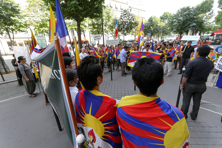 1/9. Les Tibétains de France devant l'ambassade de Chine. © Michel Stoupak. Dim 28.07.2013, 16h56m37.