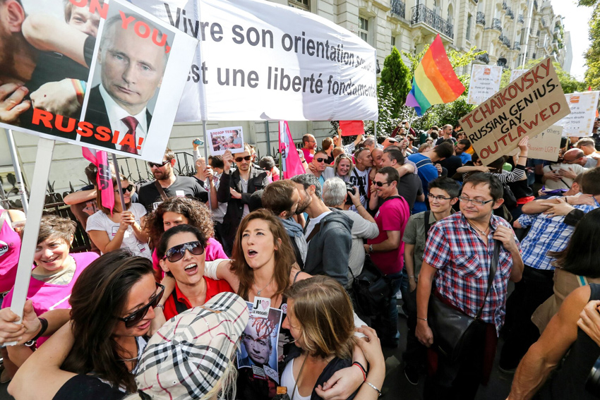 1/18. « Bons baisers de Paris » pour dénoncer une loi homophobe russe. © Michel Stoupak. Dim 08.09.2013, 15h14m35.