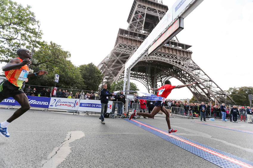 1/8. L’Ethiopien Tebalu Zawude Heyi remporte les 20 km de Paris. © Michel Stoupak. Dim 13.10.2013, 10h57m13.
