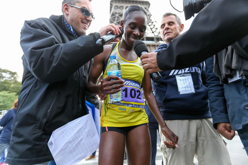 1/7. La Kényane Sarah Chepchirchir remporte les 20 km de Paris. © Michel Stoupak. Dim 13.10.2013, 11h05m05.