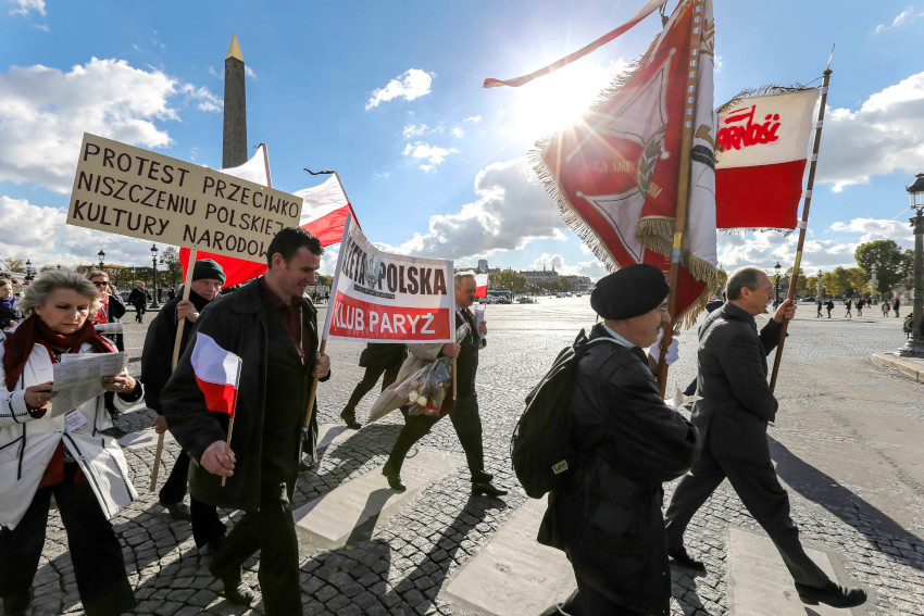 1/15. Manifestation de Polonais contre le retrait d’un poème des programmes scolaires. © Michel Stoupak. Dim 10.11.2013, 13h04m58.