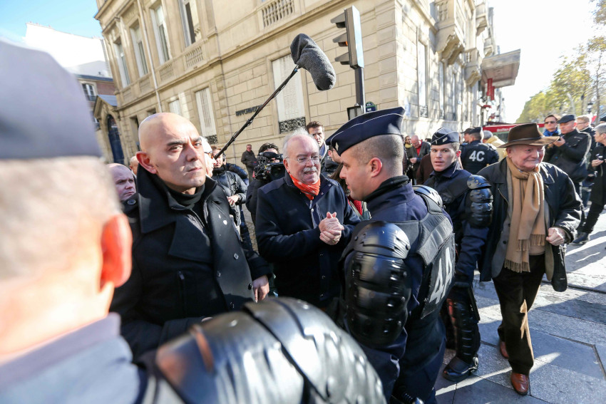 1/9. 11-Novembre. Le candidat FN Wallerand de Saint-Just face aux policiers. © Michel Stoupak. Lun 11.11.2013, 10h34m49.