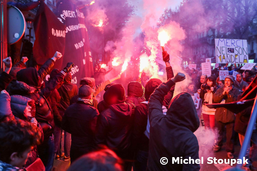 1/6. Les antifascistes se joignent au défilé contre le racisme. © Michel Stoupak. Sam 07.12.2013, 16h18m04.