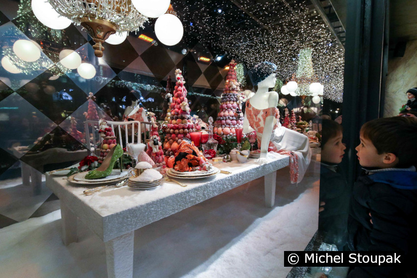 1/11. Les vitrines de Noël 2013 des grands magasins à Paris. © Michel Stoupak. Sam 07.12.2013, 18h31m07.