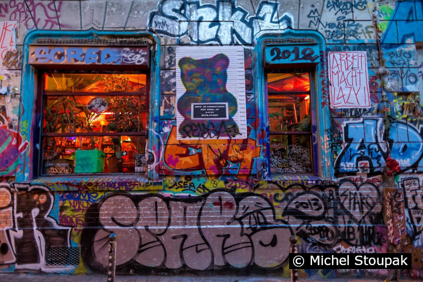 1/15 Paris : les étranges couleurs de la rue Dénoyez. © Michel Stoupak. Mer 18.12.2013, 17h07m23.