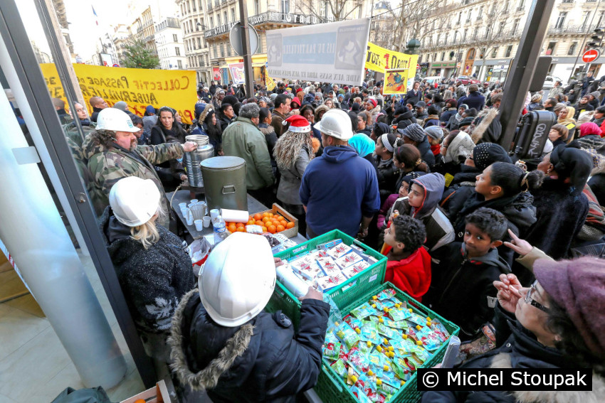 1/18. Le Droit au logement manifeste près du ministère de l’Intérieur. © Michel Stoupak. Mer 25.12.2013, 15h39m05.