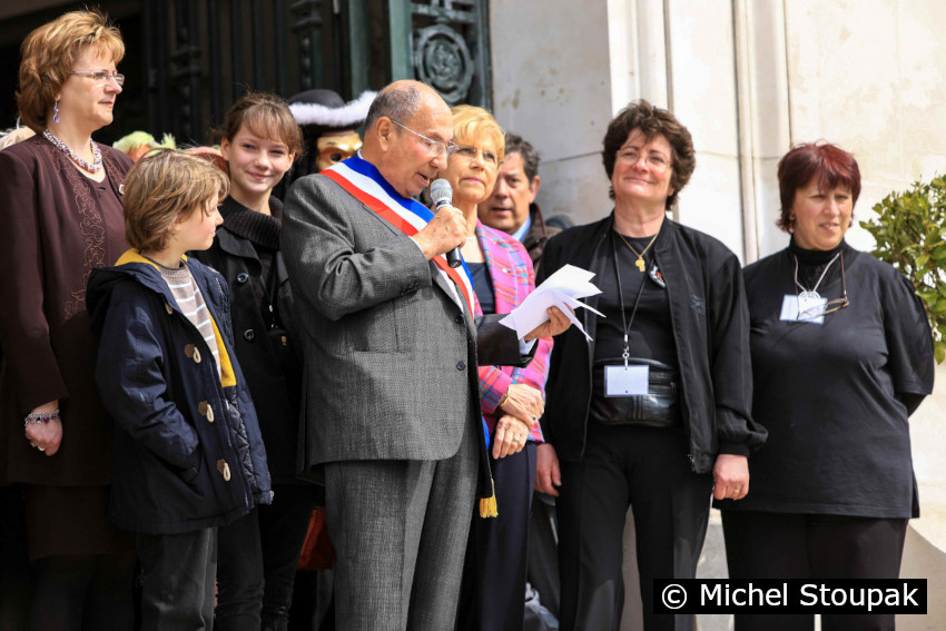 Serge Dassault annonce l’ouverture du Carnaval vénitien devant sa mairie. © Michel Stoupak. 04.04.2009, 13:33.