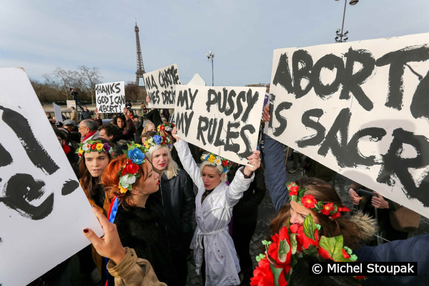 1/11. 14h12m36. Sam 01.02.2014. Inna Schevchenko et les Femen dans la manifestation. © Michel Stoupak.
