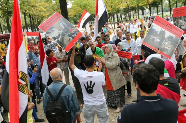 22/27. Égypte : manifestation pro-Morsi à Paris. © Michel Stoupak. Sam 24.08.2013, 18h07m07.
