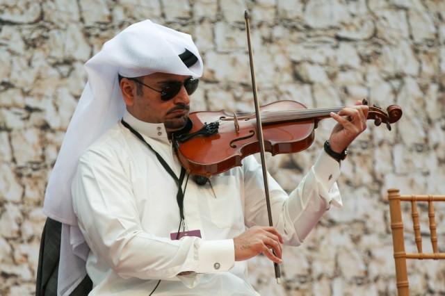 5/17. Prix de l’Arc de Triomphe : le Qatar anime Longchamp. © Michel Stoupak. Dim 06.10.2013, 12h05m38.