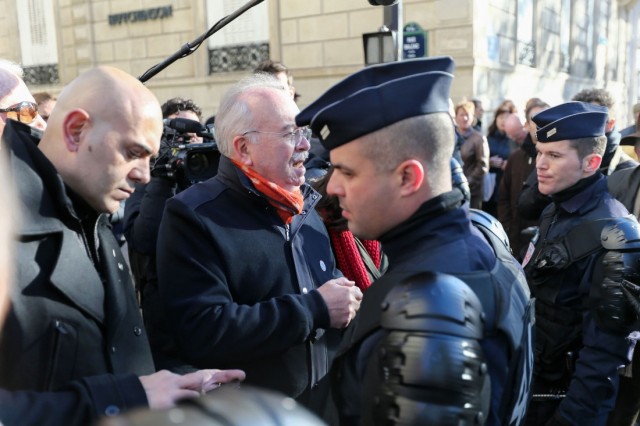 7/9. 11-Novembre. Le candidat FN Wallerand de Saint-Just face aux policiers. © Michel Stoupak. Lun 11.11.2013, 10h34m44.